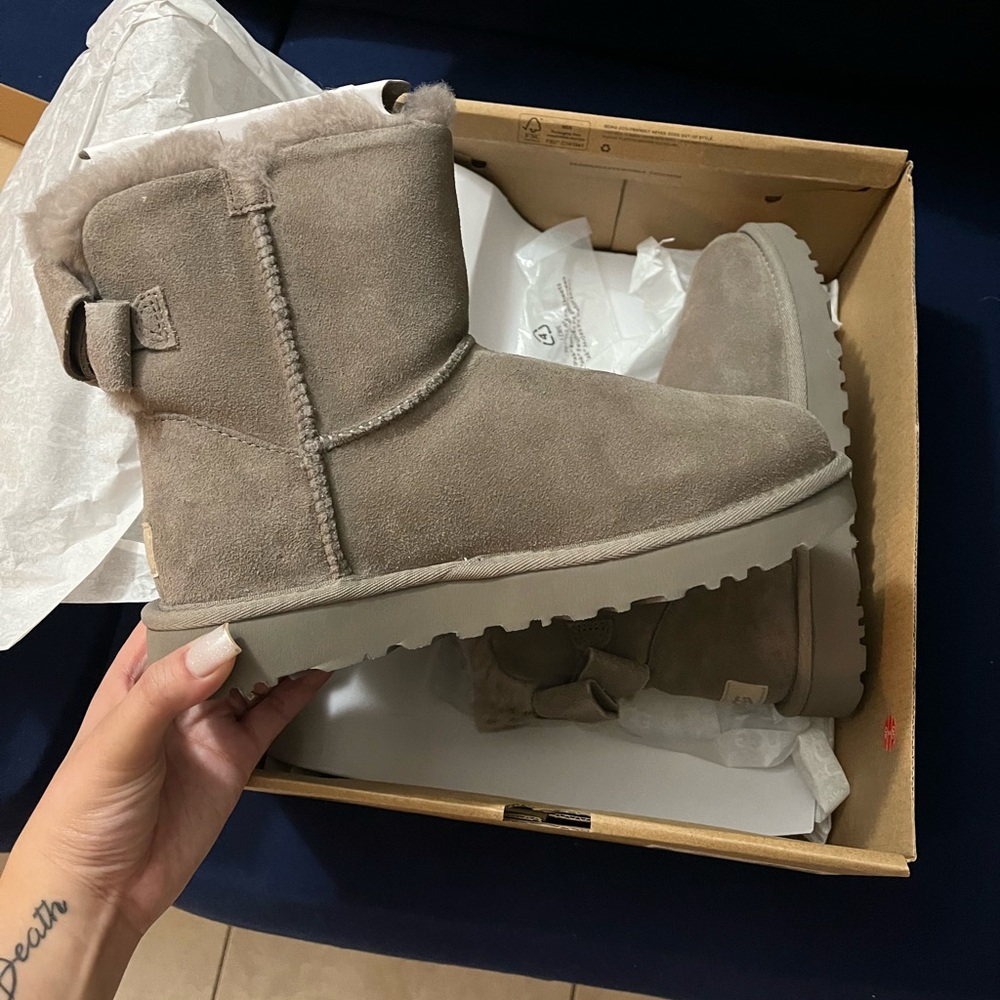 Women’s Ugg Mini Bailey with Suede Bow in grey